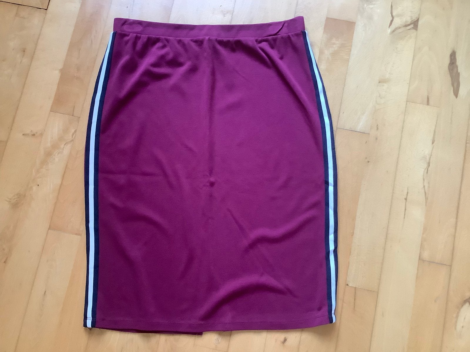 Rok met striping. Bordeaux rood, maat L. Sportieve rok., Kleding | Dames, Rokken, Maat 38/40 (M), Ophalen of Verzenden, Zo goed als nieuw