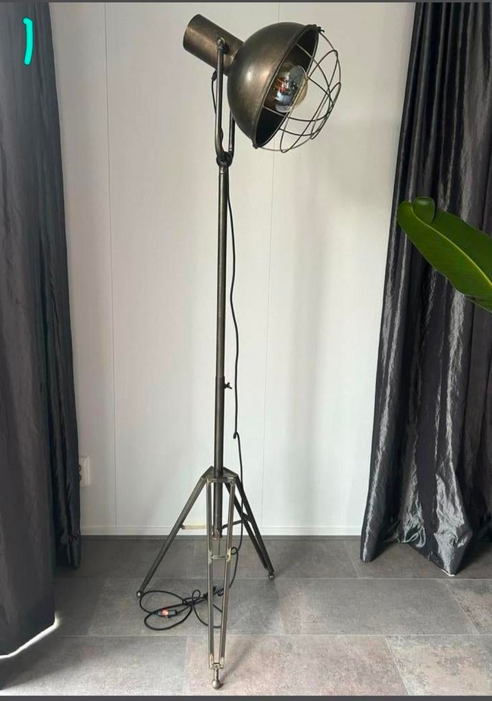 Zeer mooie staande lamp van Pronto Wonen, Huis en Inrichting, Lampen | Vloerlampen, Ophalen of Verzenden, Zo goed als nieuw, Metaal