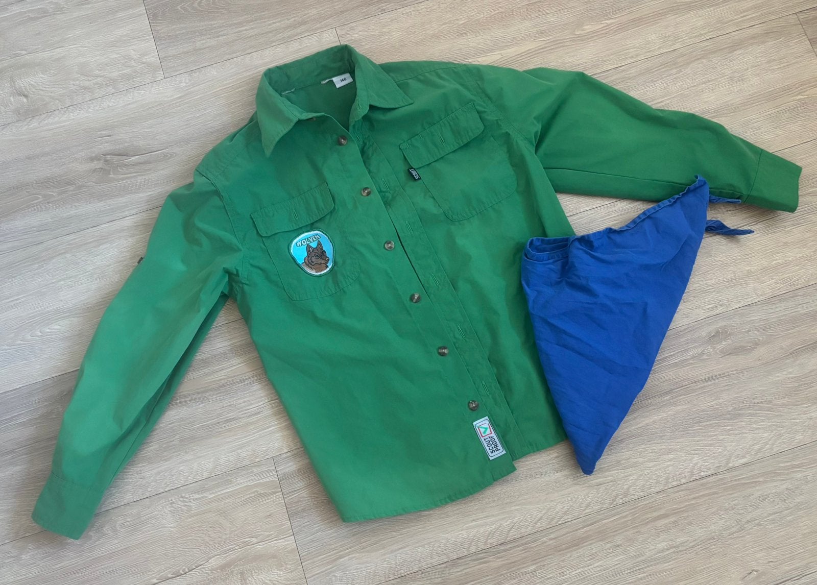 Scoutfit Welpen blouse maat 146 groen met blauwe das, Ophalen of Verzenden, Zo goed als nieuw, Jongen, Overhemd of Blouse