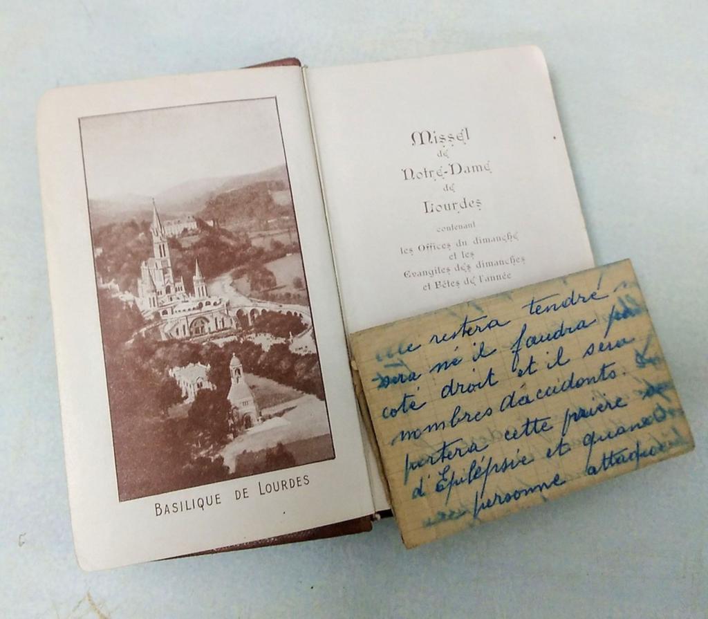 Oud Frans zakbijbeltje met handgeschreven briefje, Antiek en Kunst, Antiek | Boeken en Bijbels, Ophalen of Verzenden, Onbekend