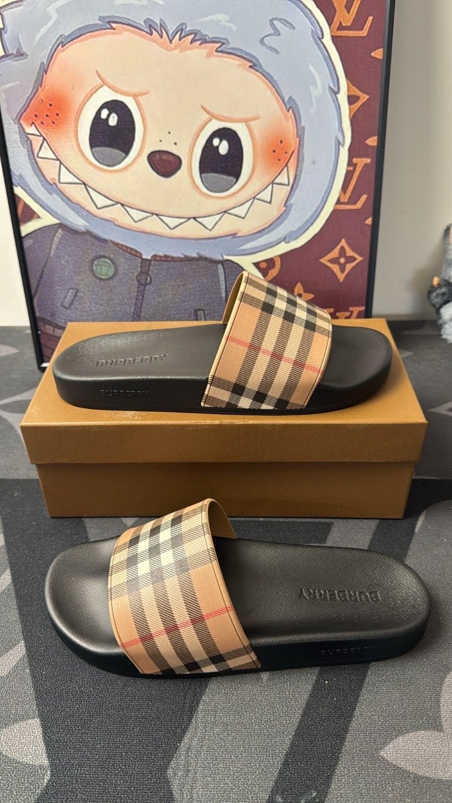 Burberry Check Slides - Nieuw in doos, Kleding | Dames, Schoenen, Ophalen of Verzenden, Nieuw, Beige, Slippers