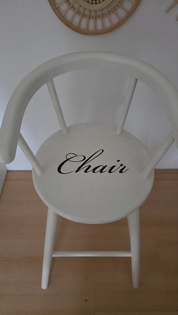 Witte houten kinderstoel met 'Chair' opdruk, Huis en Inrichting, Stoelen, Ophalen, Gebruikt, Kinderstoel, Modern, Speels, Wit