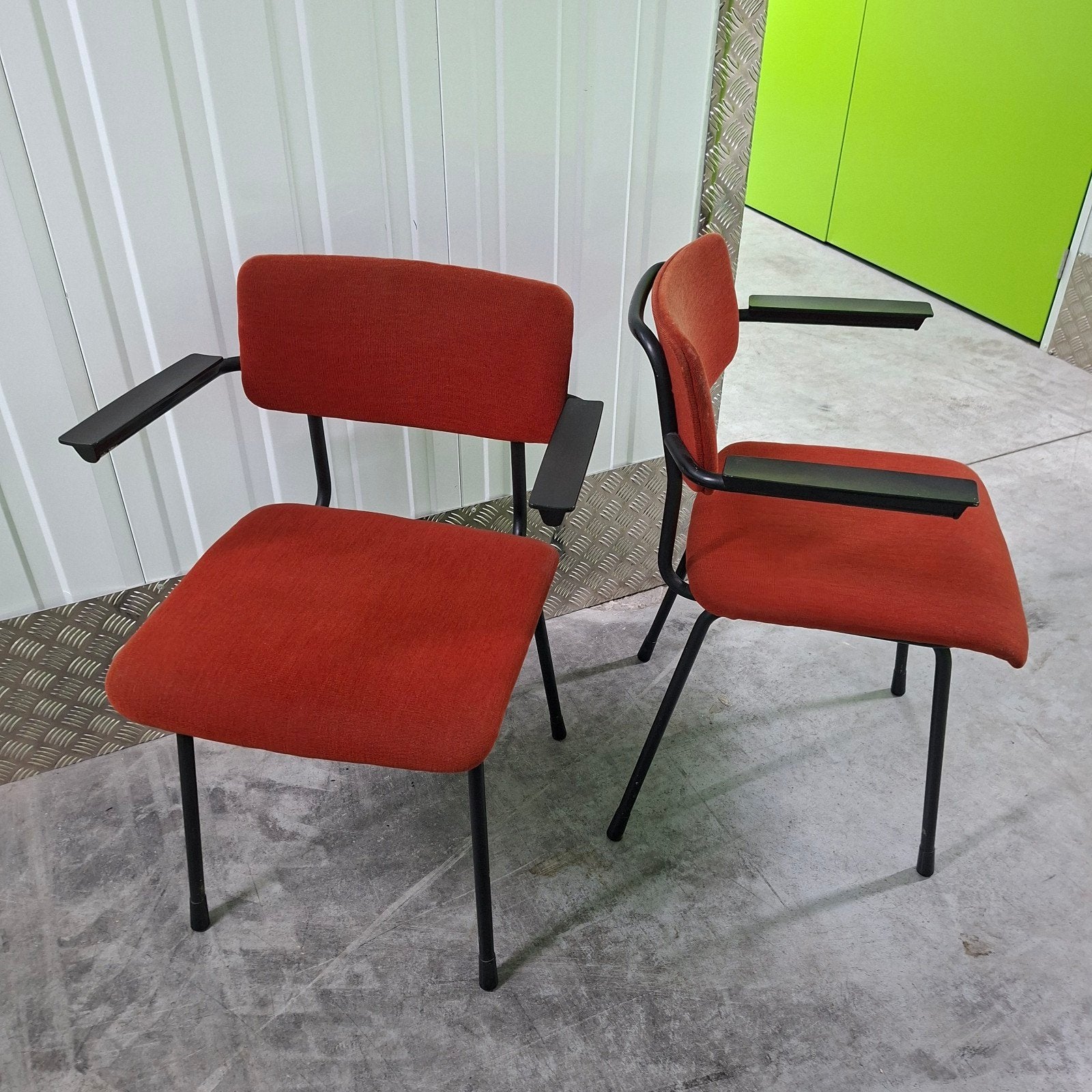 2x vintage Gispen 1235 stoel rood Industrieel Dutch design, Huis en Inrichting, Ophalen of Verzenden, Gebruikt, Rood
