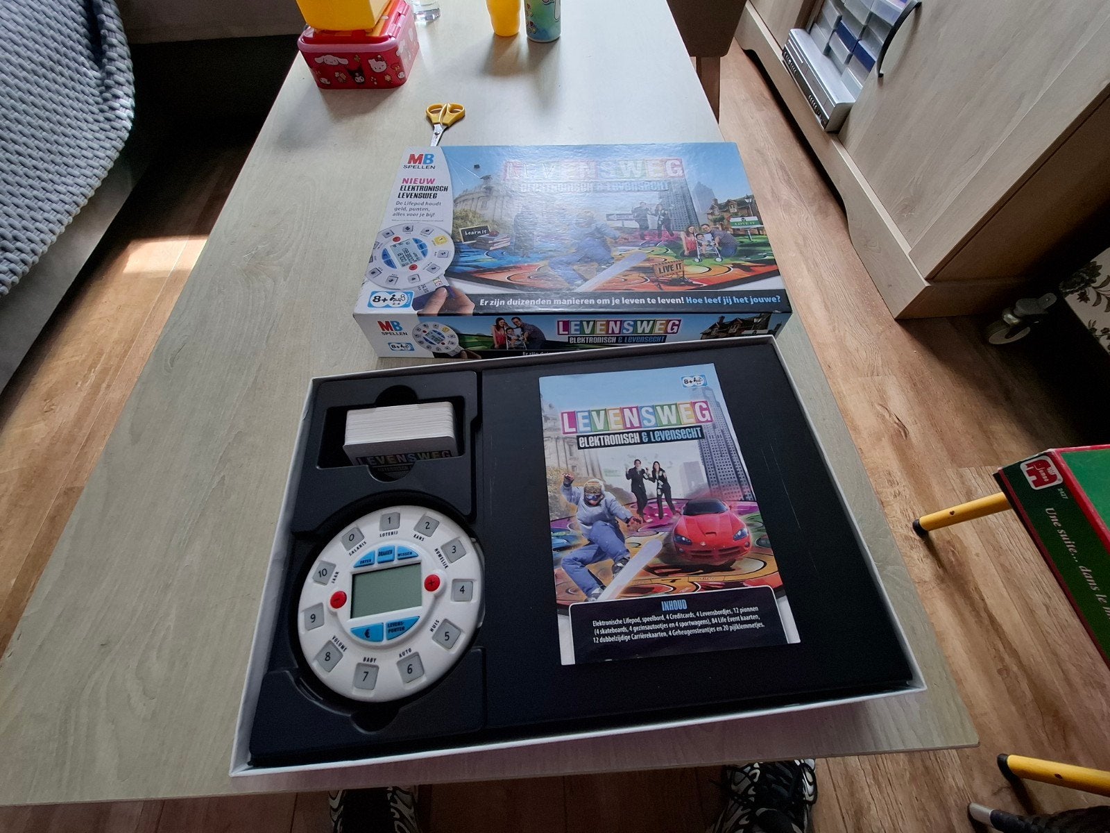Levensweg Elektronisch & Levensrecht Bordspel, Hasbro European Services, Triumphant House, Cawley Way, Newport, NP19 4BL, UK, MB Spellen