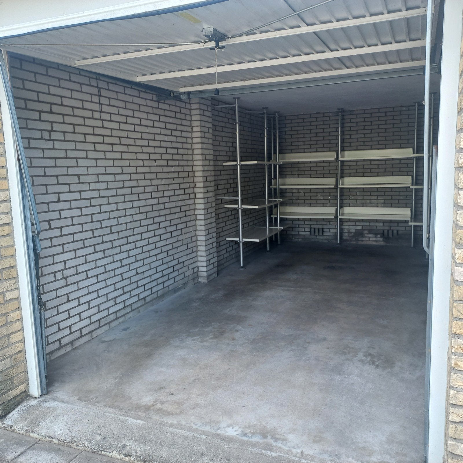 TE HUUR GARAGEBOX ROTTERDAM IJSSELMONDE., Auto diversen