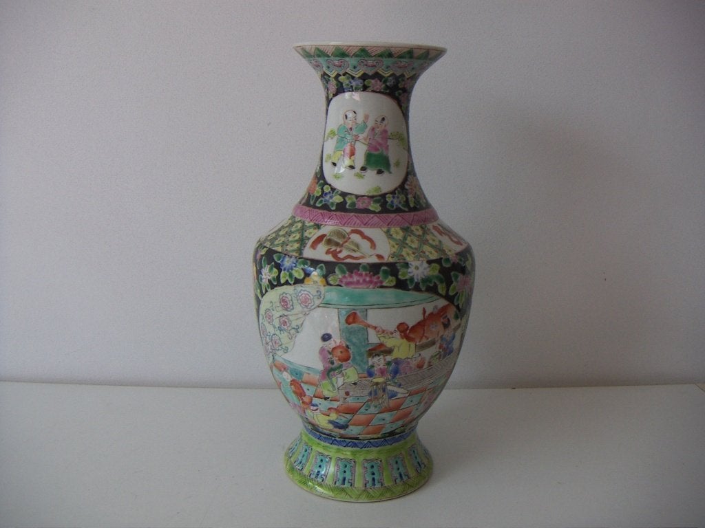 China porselein grote famille noir vaas. Spelende zotjes., Ophalen of Verzenden