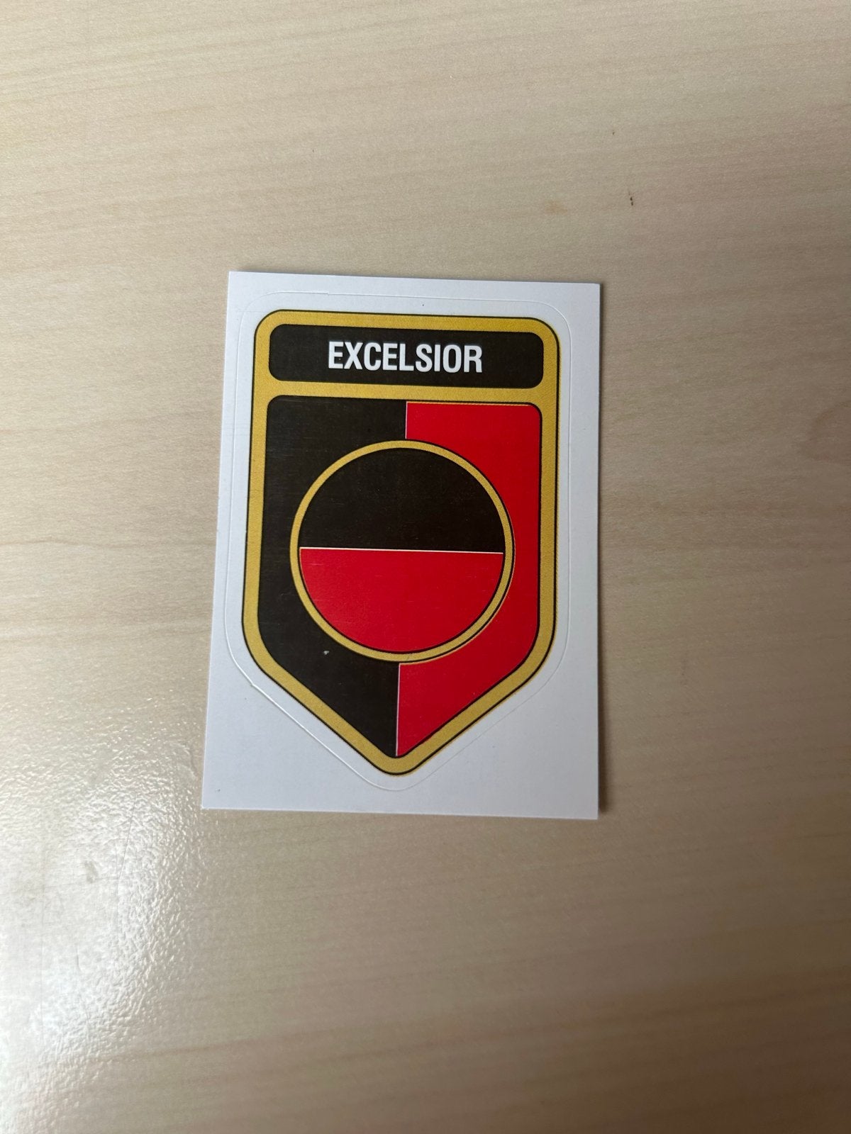 Panini Voetbal 80 Excelsior Plaatje #56 embleem, Ophalen of Verzenden, Zo goed als nieuw, Sticker