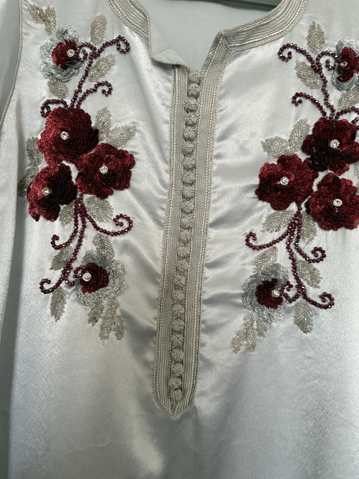 Elegante Marokkaanse Kaftan - Satijn met Handgemaakte Bloeme, Ophalen of Verzenden, Zo goed als nieuw, Maat 38/40 (M), Grijs