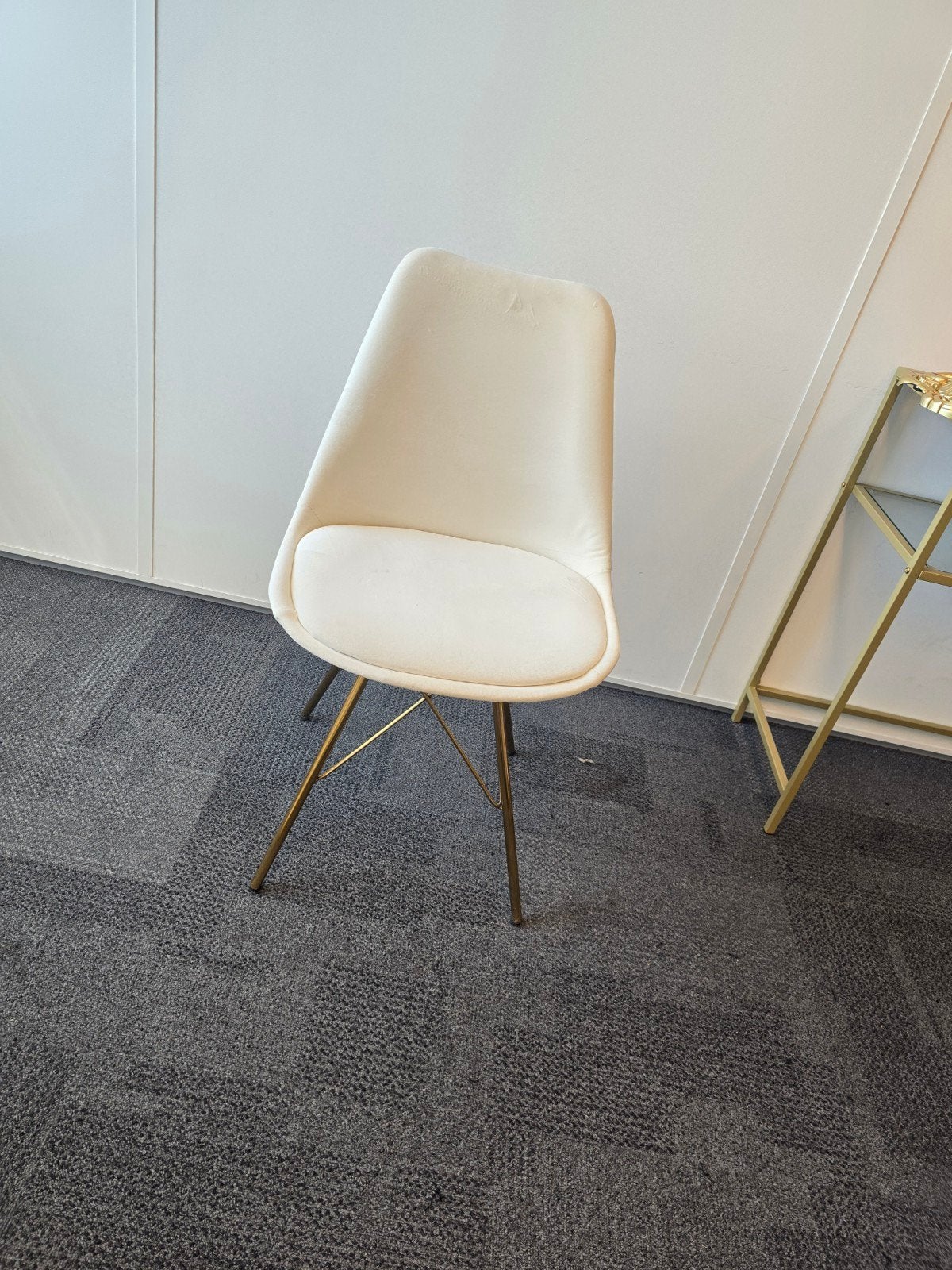 Velvet Kick stoel, Huis en Inrichting, Stoelen, Ophalen, Wit, Zo goed als nieuw, Modern, Elegant, Minimalistisch
