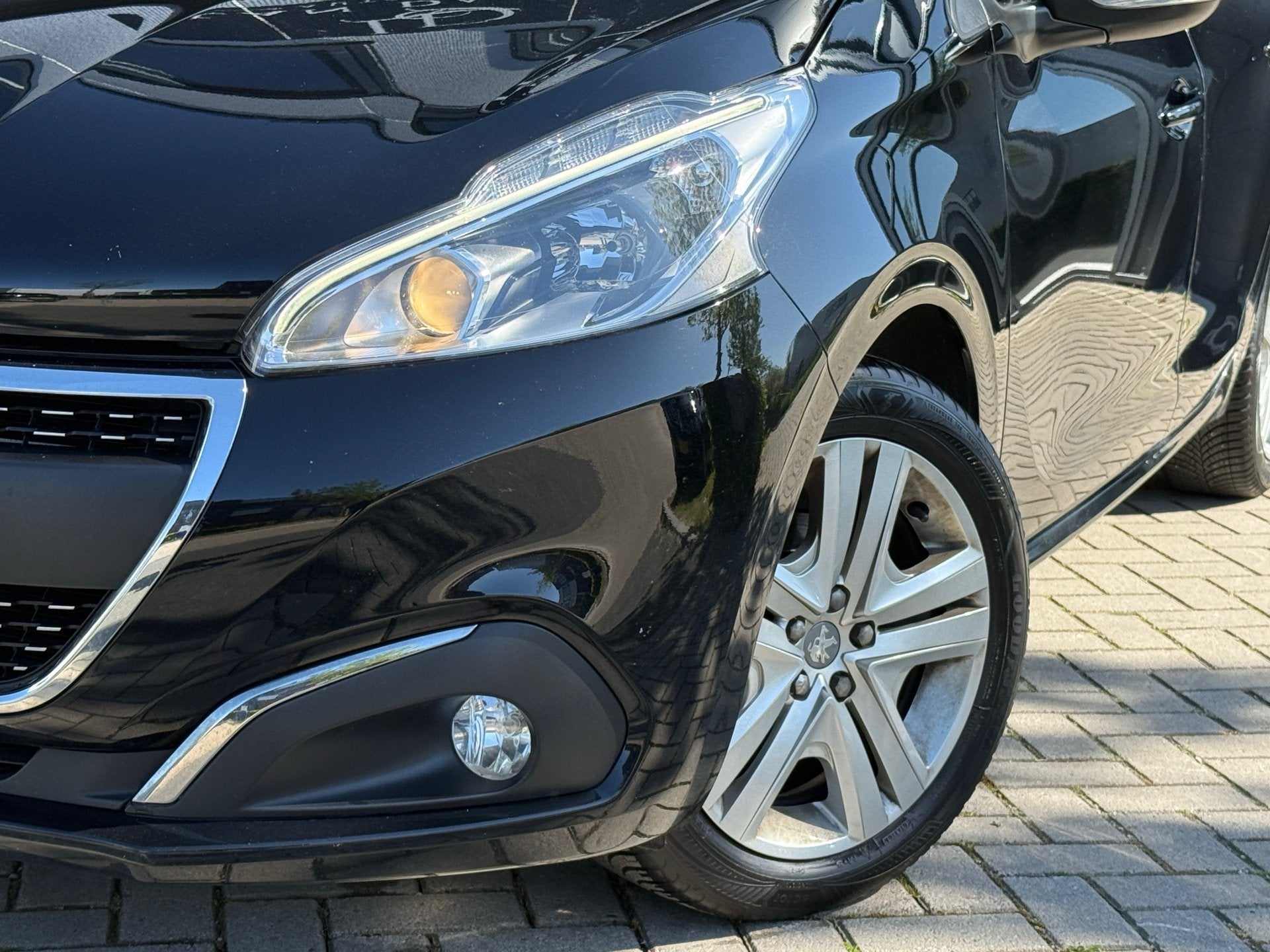 Peugeot 208 1.2 PureTech Signature / LAGE KM / NAP / CARPLAY, 83 pk, Euro 6, 1199 cc, Zwart