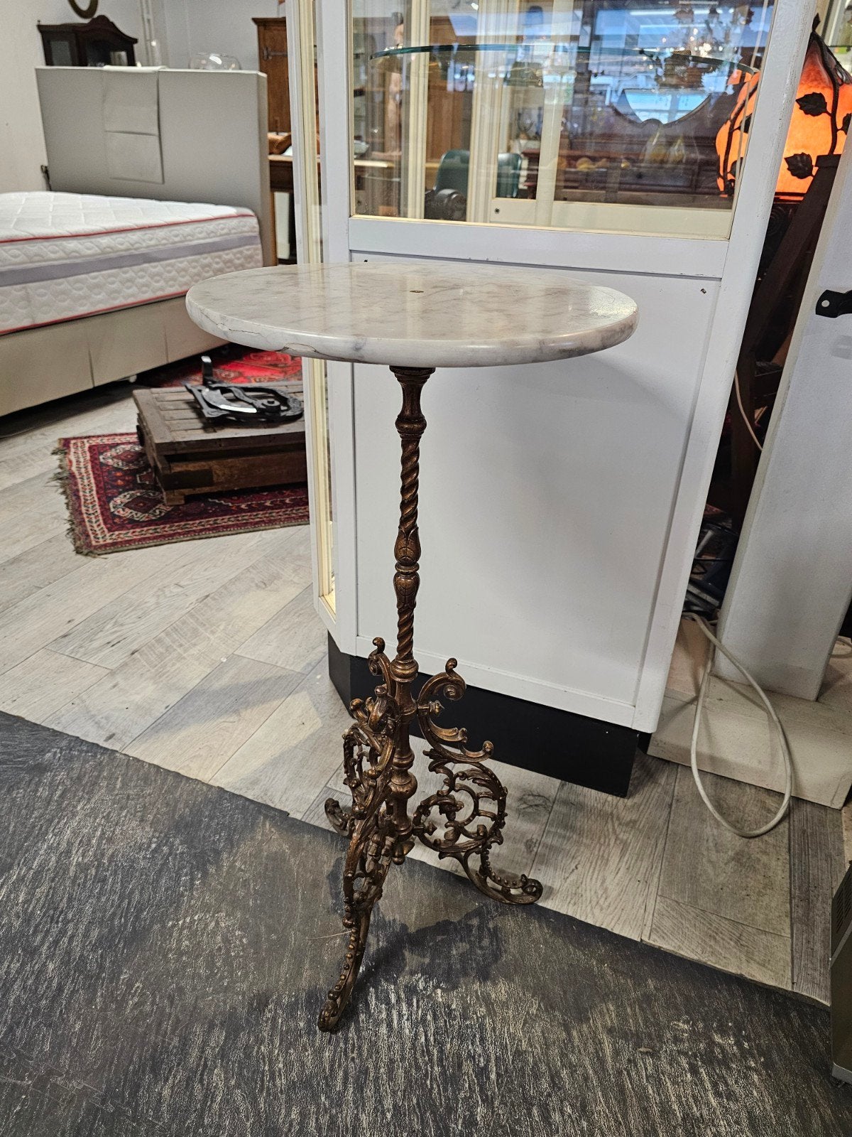 Antieke bijzettafel met marmeren blad en smeedijzeren onders, Ophalen of Verzenden