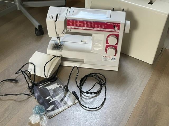 Nette en complete Husqvarna 123 Electronic naaimachine, Ophalen, Gebruikt, Naaimachine, Husqvarna