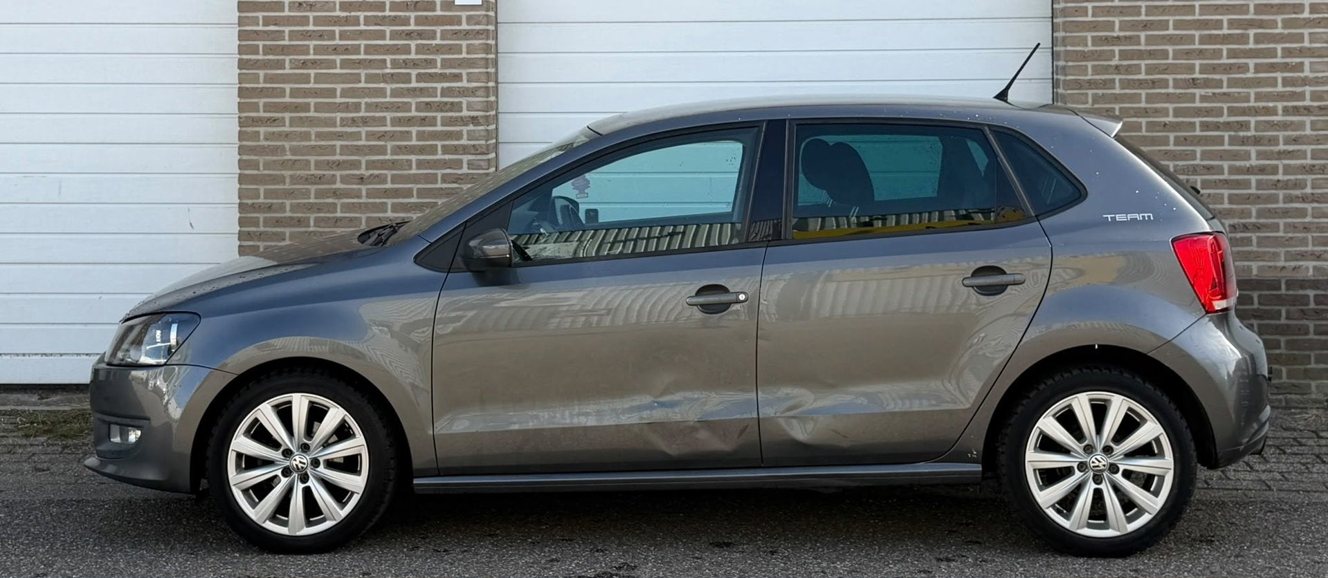 Volkswagen Polo 1.4-16V TEAM| AIRCO| CRUISE | NAVI, Auto's, Voorwielaandrijving, 86 pk, Zwart, 4 cilinders