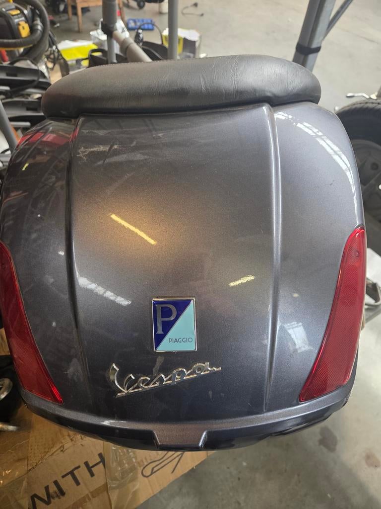 Vespa topkoffer grijs met rugleuning, Ophalen