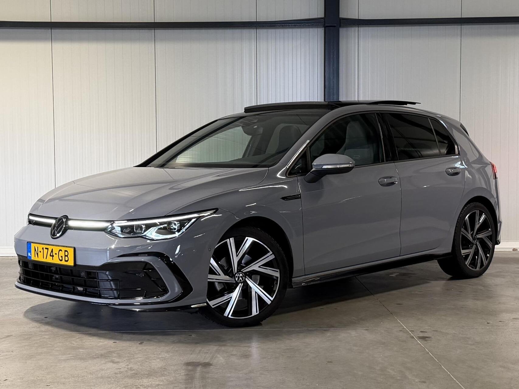 Volkswagen Golf 1.5 eTSI R-Line Pano Virtual Camera IQ Light, Auto's, Euro 6, 4 cilinders, Bedrijf, 1252 kg