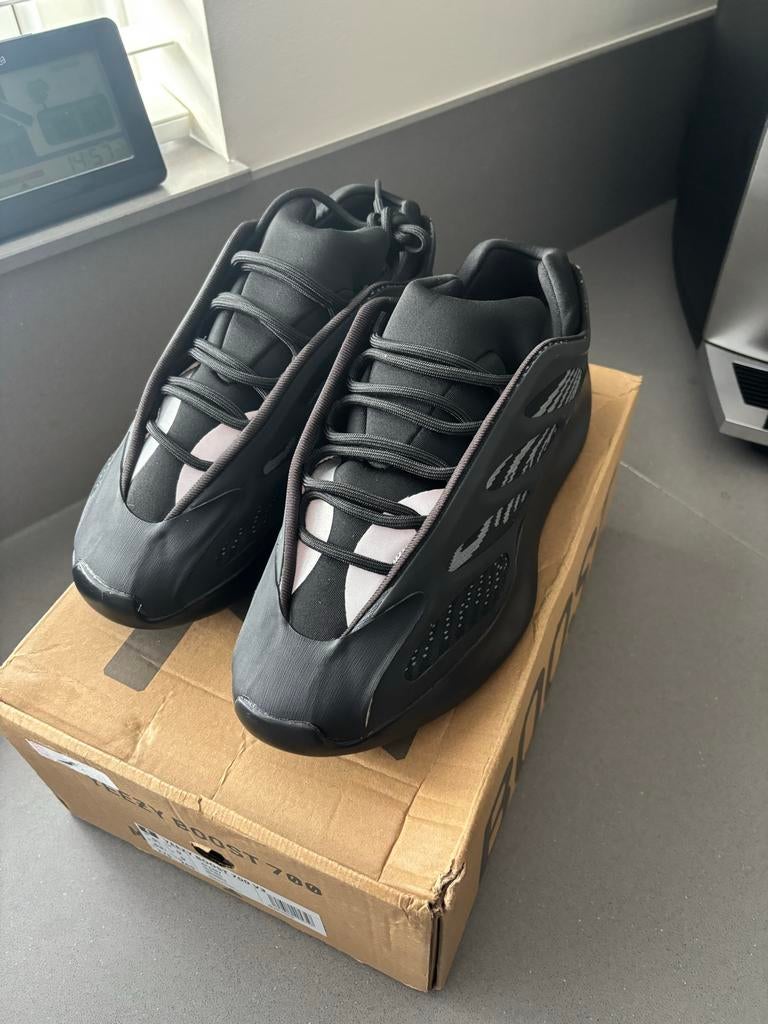 Yeezy Boost 700 V3 - maat 42, Ophalen of Verzenden, Nieuw, Zwart, Sneakers of Gympen