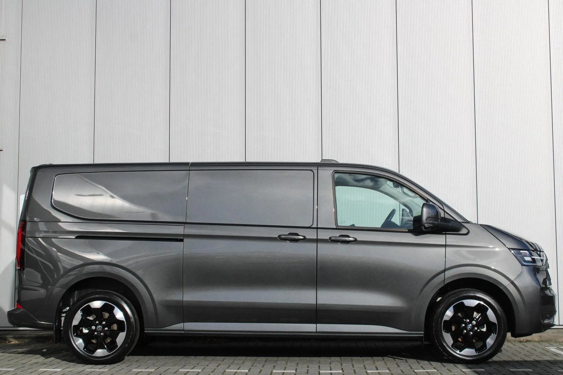 Volkswagen E-Transporter 34 L2H1 218pk Bulli 64 kWh, Automaat, Achterwielaandrijving, 310 km, 2 stoelen