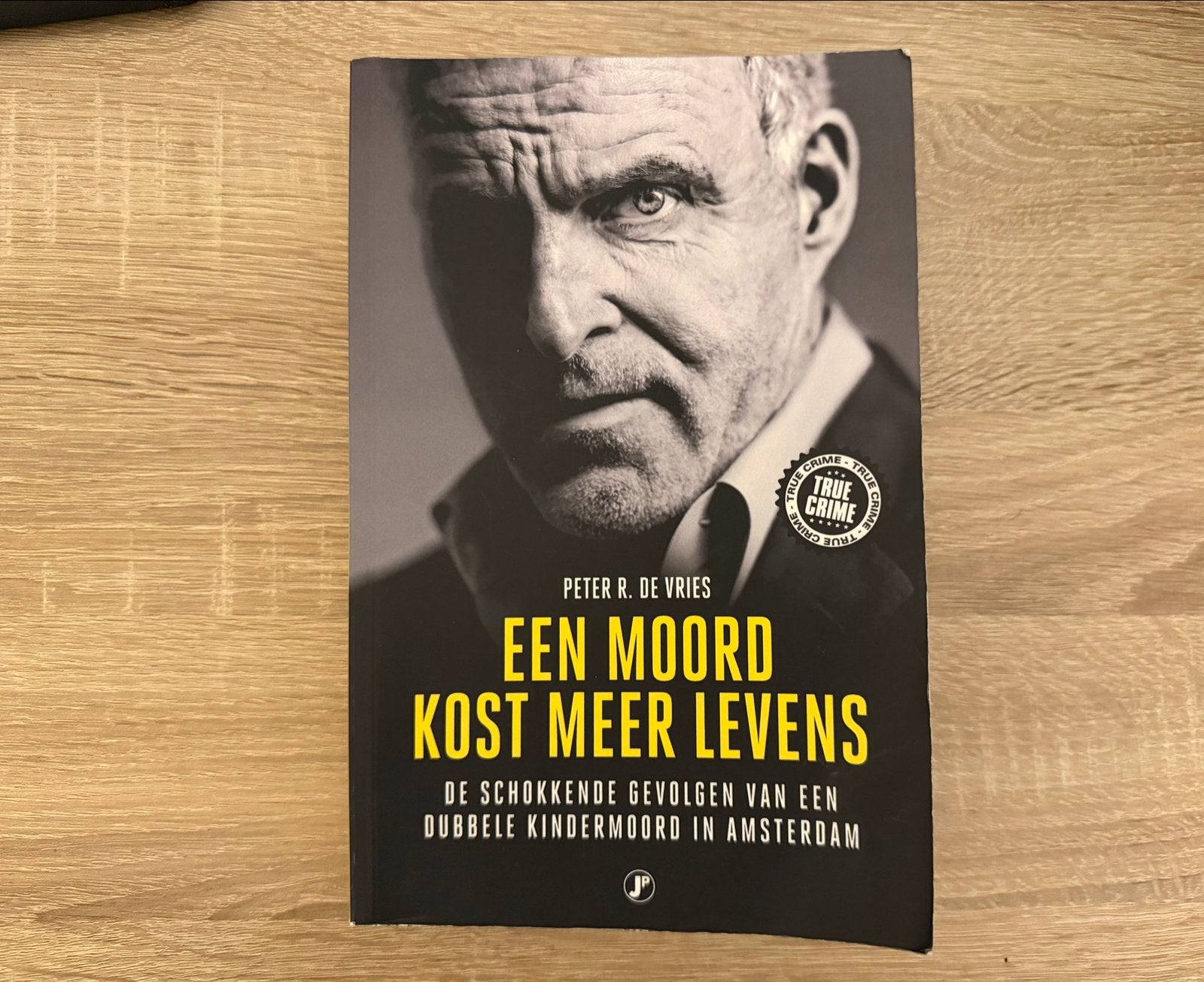 Een Moord Kost Meer Levens - Peter R. de Vries, Ophalen of Verzenden, Zo goed als nieuw