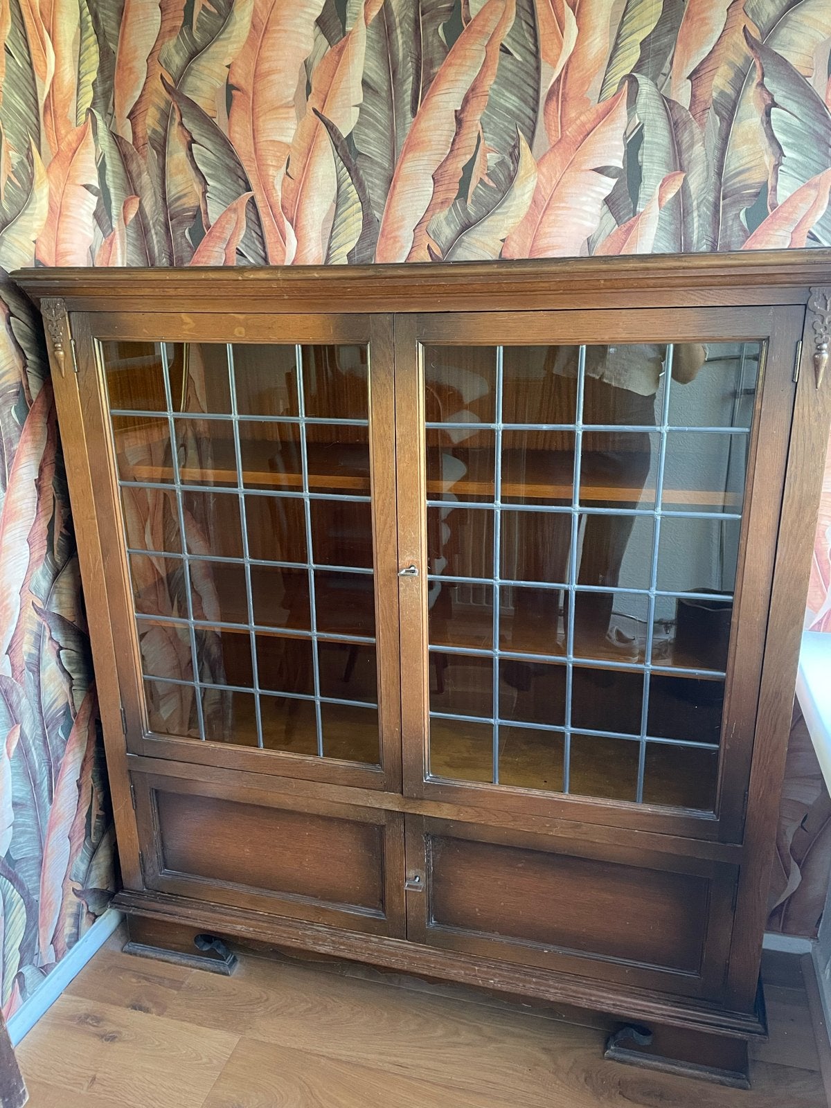 Vintage houten vitrinekast met glazen deuren, Ophalen, Gebruikt, 100 tot 150 cm, Glas