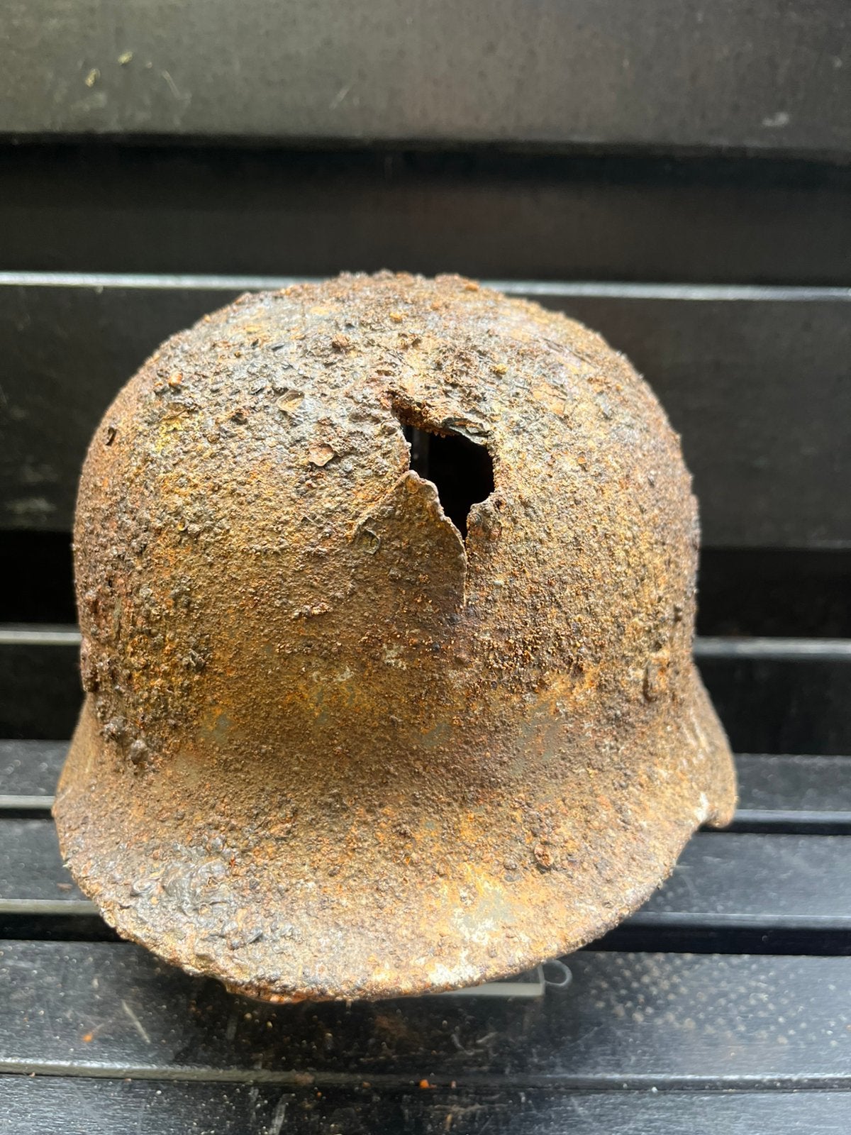 Duitse helm M40 battle damage, Ophalen of Verzenden, Duitsland, Helm of Baret