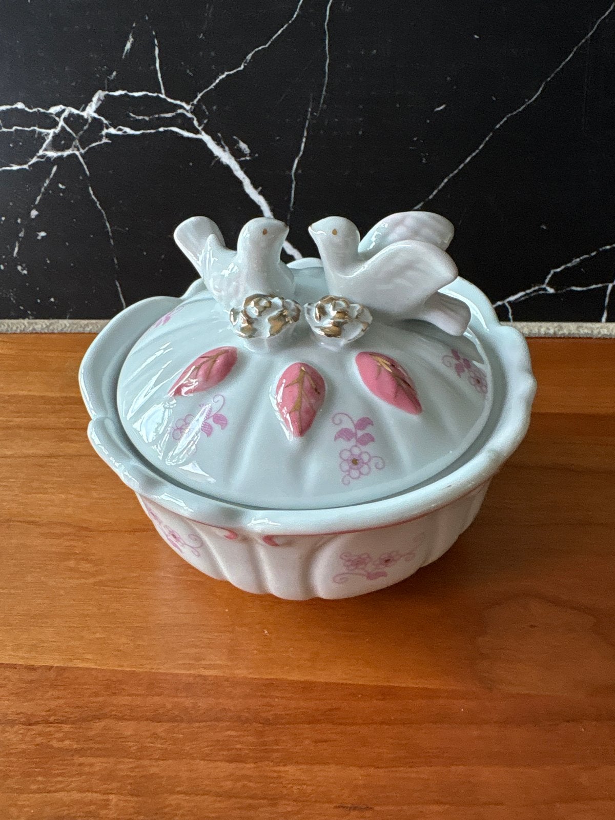 Decoratieve schaaltje met duiven en bloemen, Antiek en Kunst, Ophalen of Verzenden