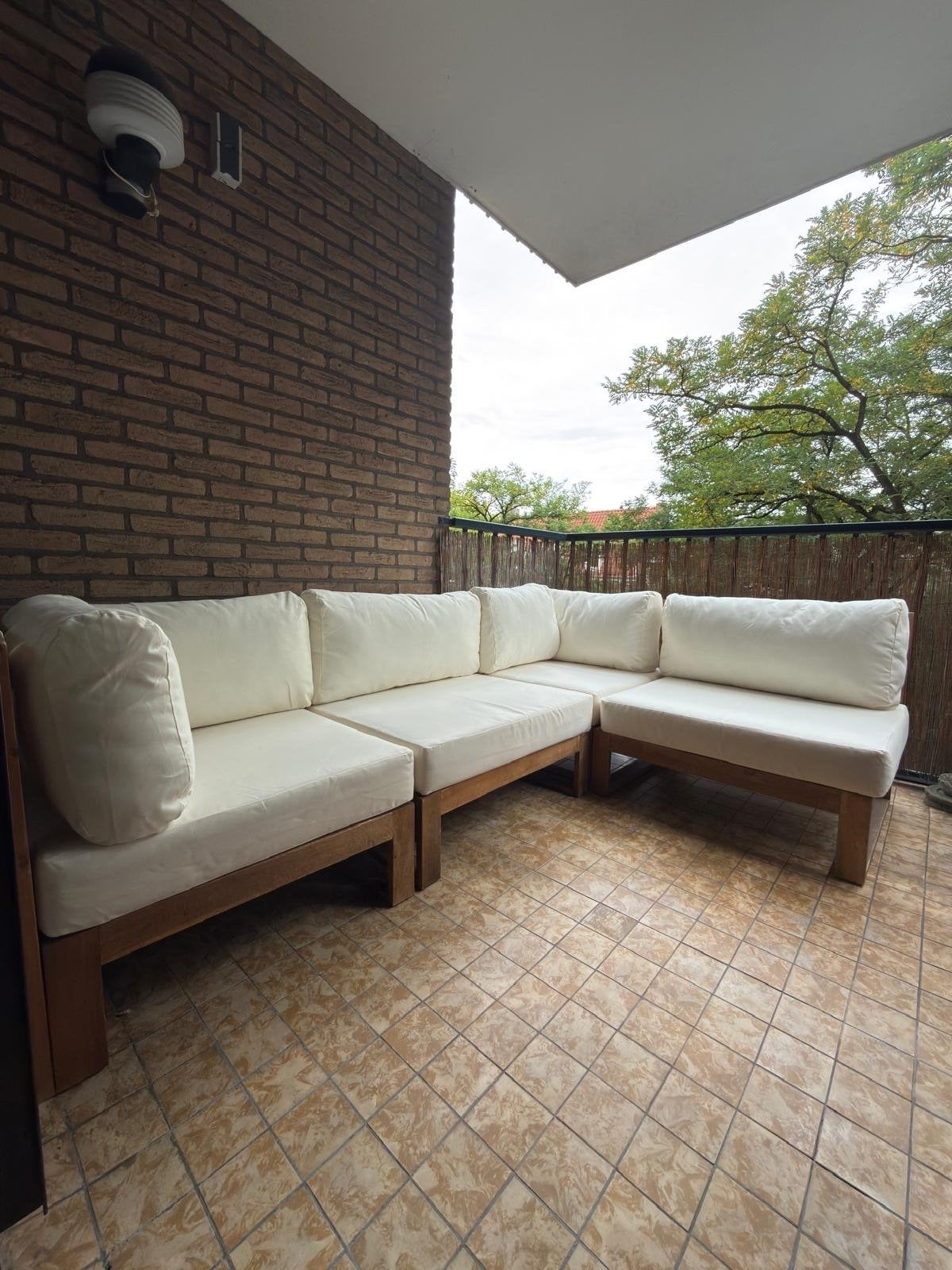 Comfortabele houten loungeset met crèmekleurige kussens, 4 zitplaatsen, Gebruikt, Ophalen of Verzenden, Loungeset