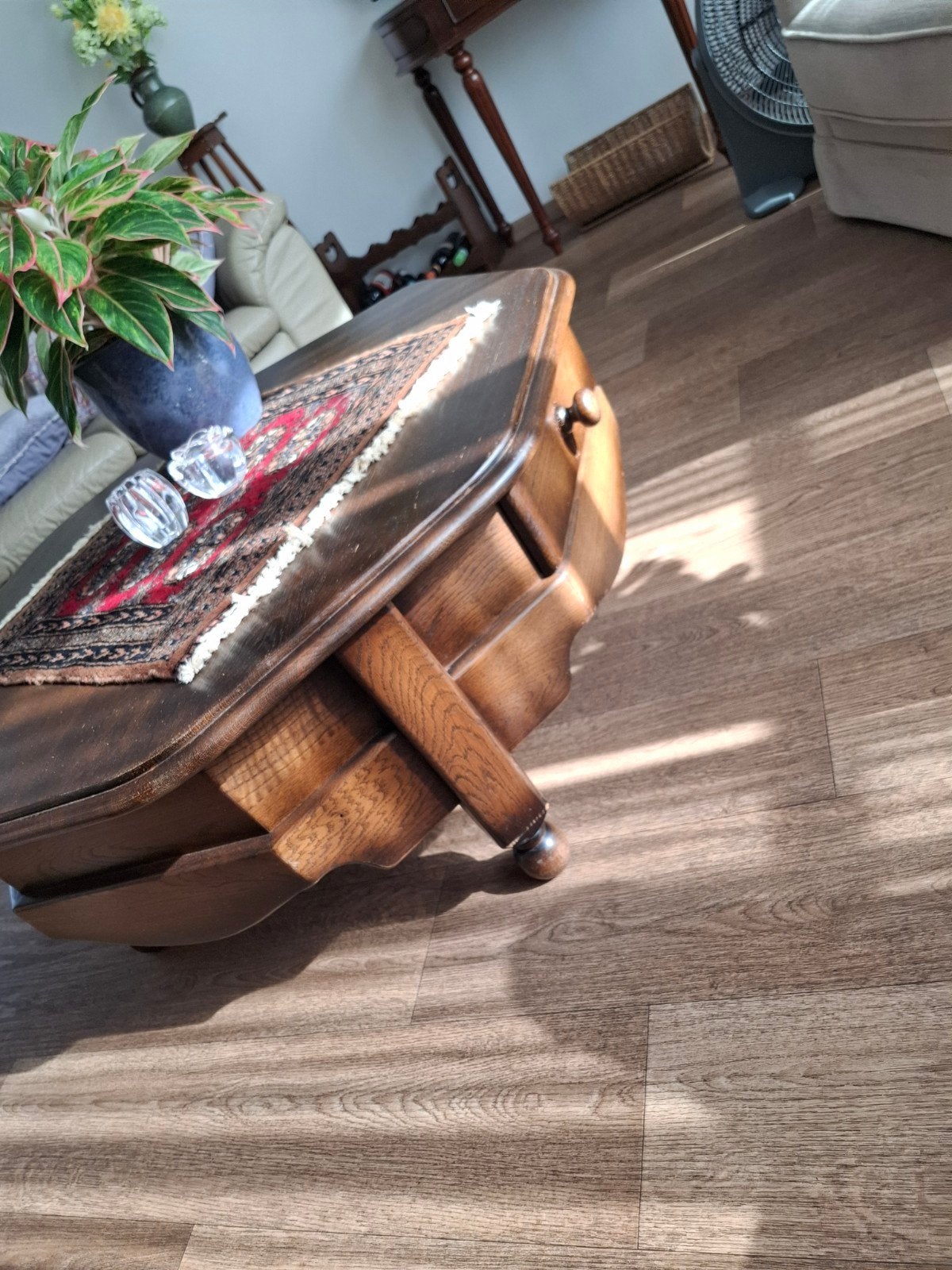 Unieke zeshoekige salontafel van donker eikenhout, Huis en Inrichting, Ophalen, 50 – 75, 50 tot 100 cm, Klassiek, Robuust, Vintage