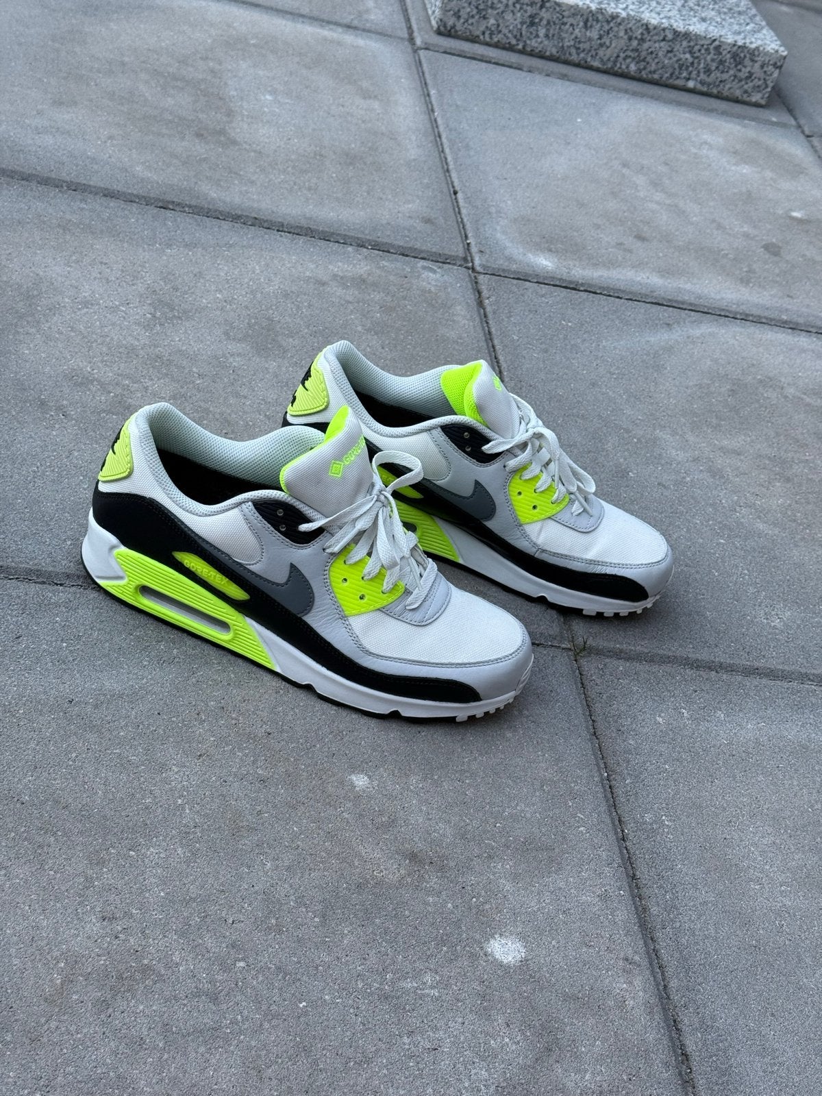 Nike Air Max 90 Gore-Tex Sneakers - Wit/Zwart/Neon, Kleding | Heren, Wit, Ophalen of Verzenden, Sneakers of Gympen, Zo goed als nieuw