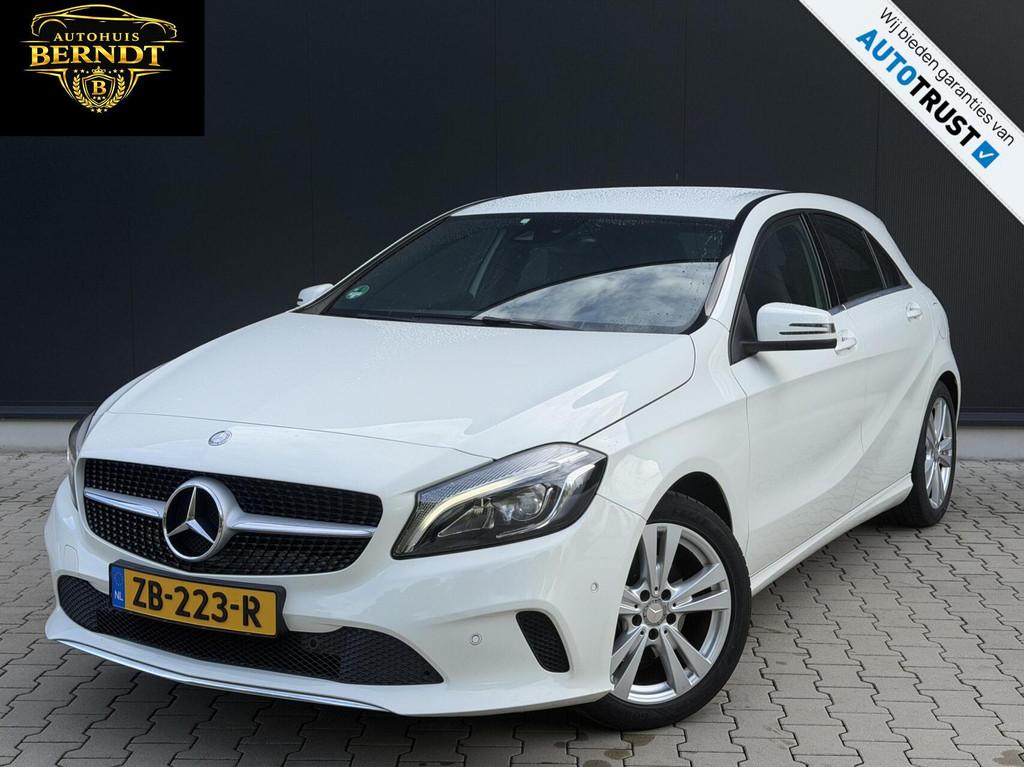 Mercedes A-klasse 180 Prestige Trekhaak Stoelvwarming Cruise, Gebruikt, 4 cilinders, Met garantie (alle), Leder en Stof