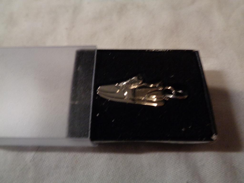 zilverkleurige voetbal schoen in geschenk doosje nr ha 05, Ophalen of Verzenden, Nieuw, Zilver, Overige materialen