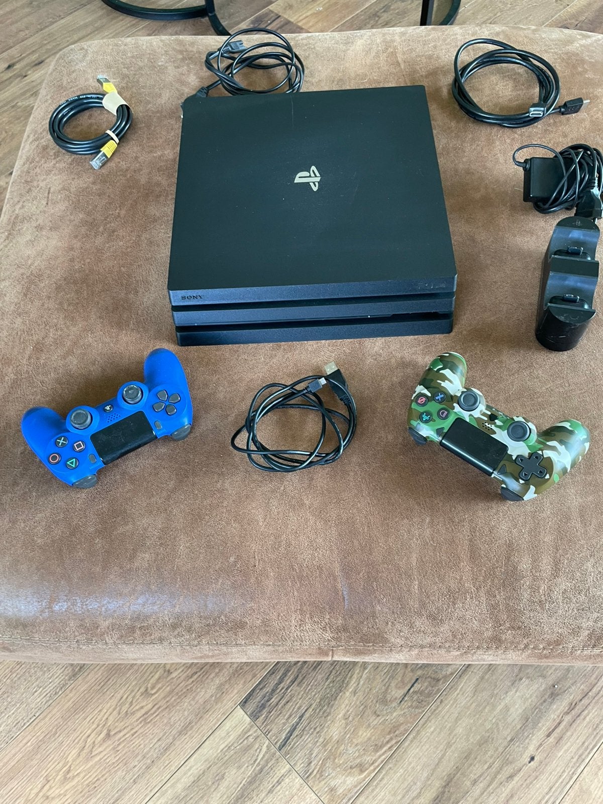 Playstation 4 pro 1 tb met toebehoren, Ophalen, Zo goed als nieuw, Met 2 controllers, Original