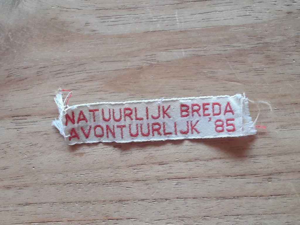 insigne scouting Breda 1985 natuurlijk avontuurlijk, Verzamelen, Ophalen of Verzenden, Gebruikt, Embleem, Speld of Insigne