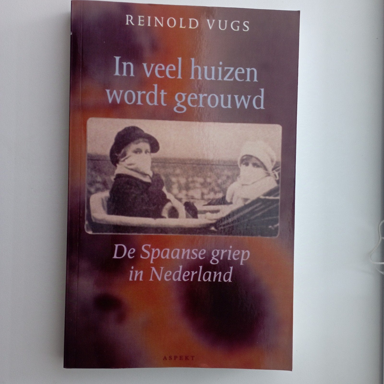 R. Vugs - In veel huizen wordt gerouwd (Nieuwstaat), Boeken, Ophalen of Verzenden, Zo goed als nieuw, Europa