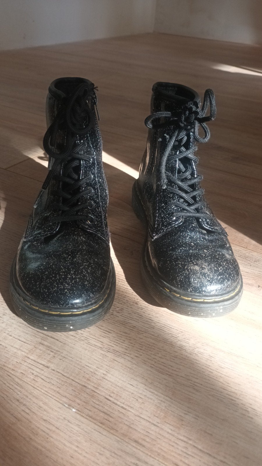 Dr. Martens maat 34 zwart met glitters, Gebruikt, Meisje, Schoenen, Ophalen of Verzenden