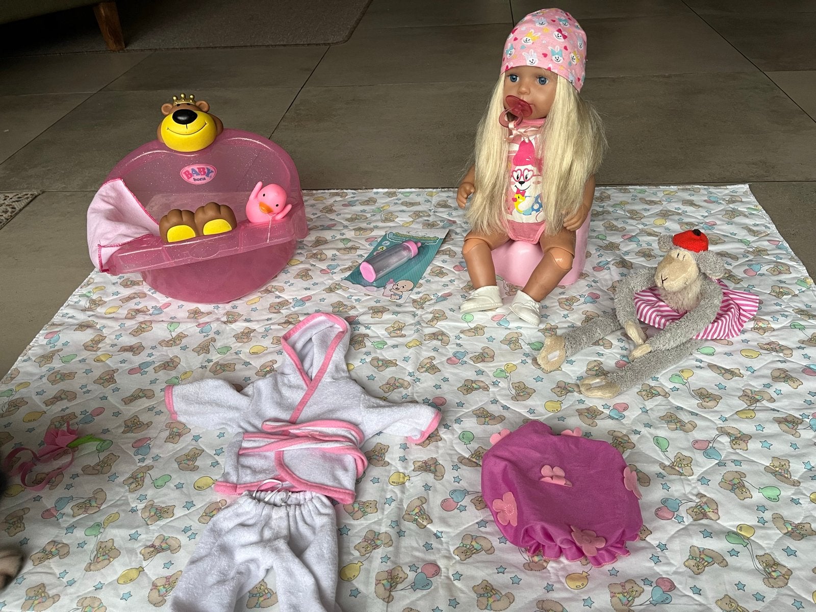 Baby Born meisje met badje en accessoires - grootste maat, Ophalen of Verzenden, Gebruikt, Babypop