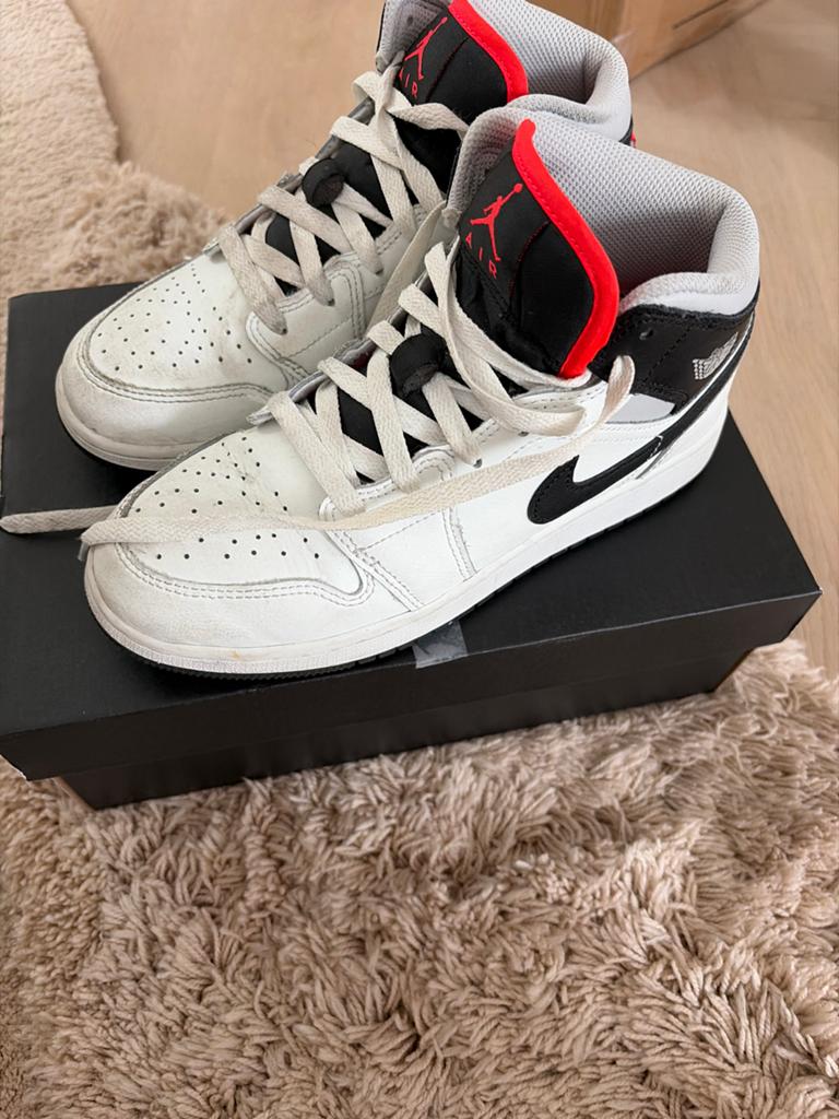 Nike Air Jordan 1 Mid Wit/Zwart/Rood - Maat 37.5, Kleding | Dames, Schoenen, Ophalen of Verzenden, Zo goed als nieuw, Wit, Sneakers of Gympen