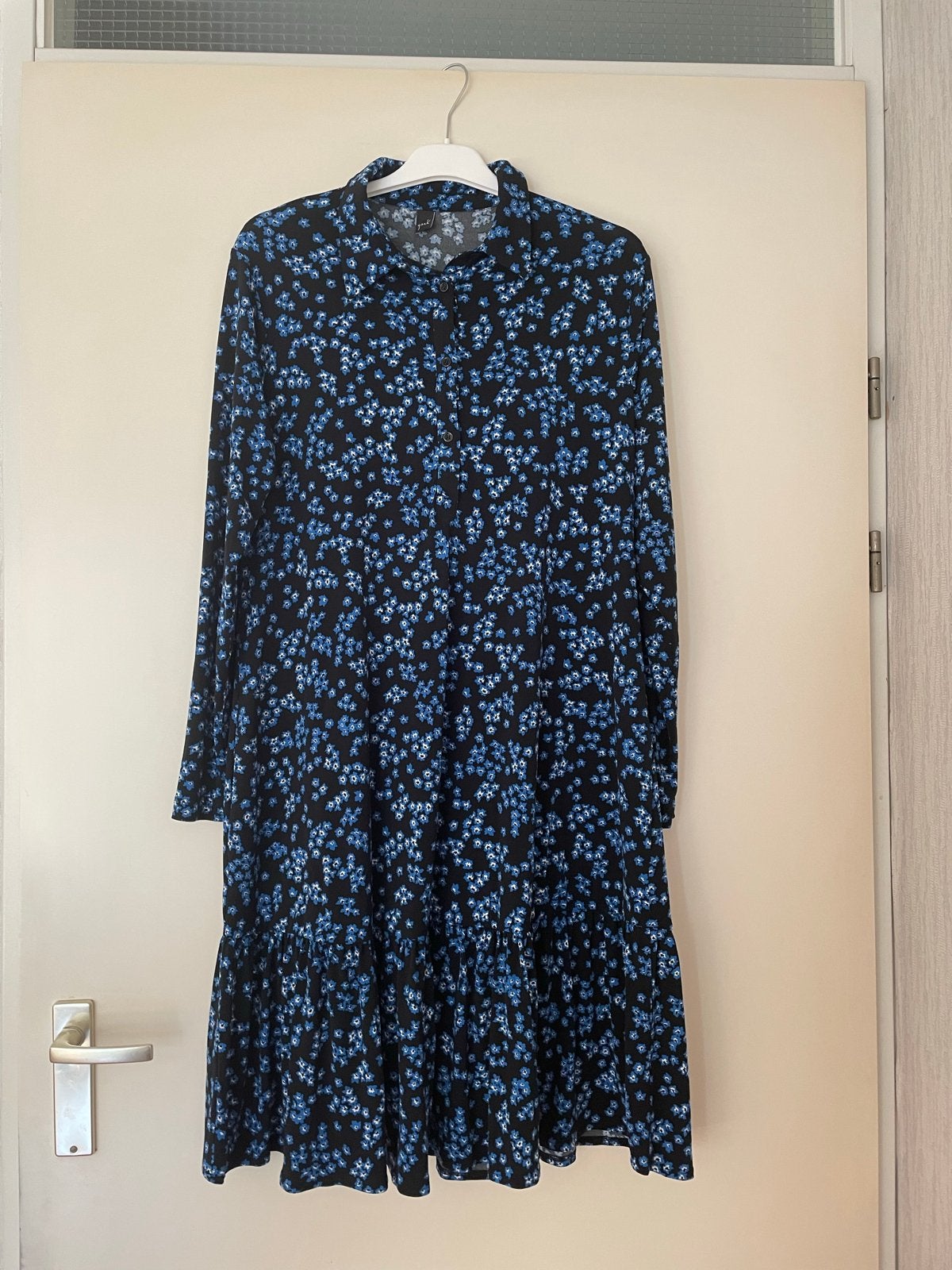 Yoek doorknoopjurk maat 44 (M) met bloemenprint, Zwart, Maat 42/44 (L), Ophalen of Verzenden, Zo goed als nieuw