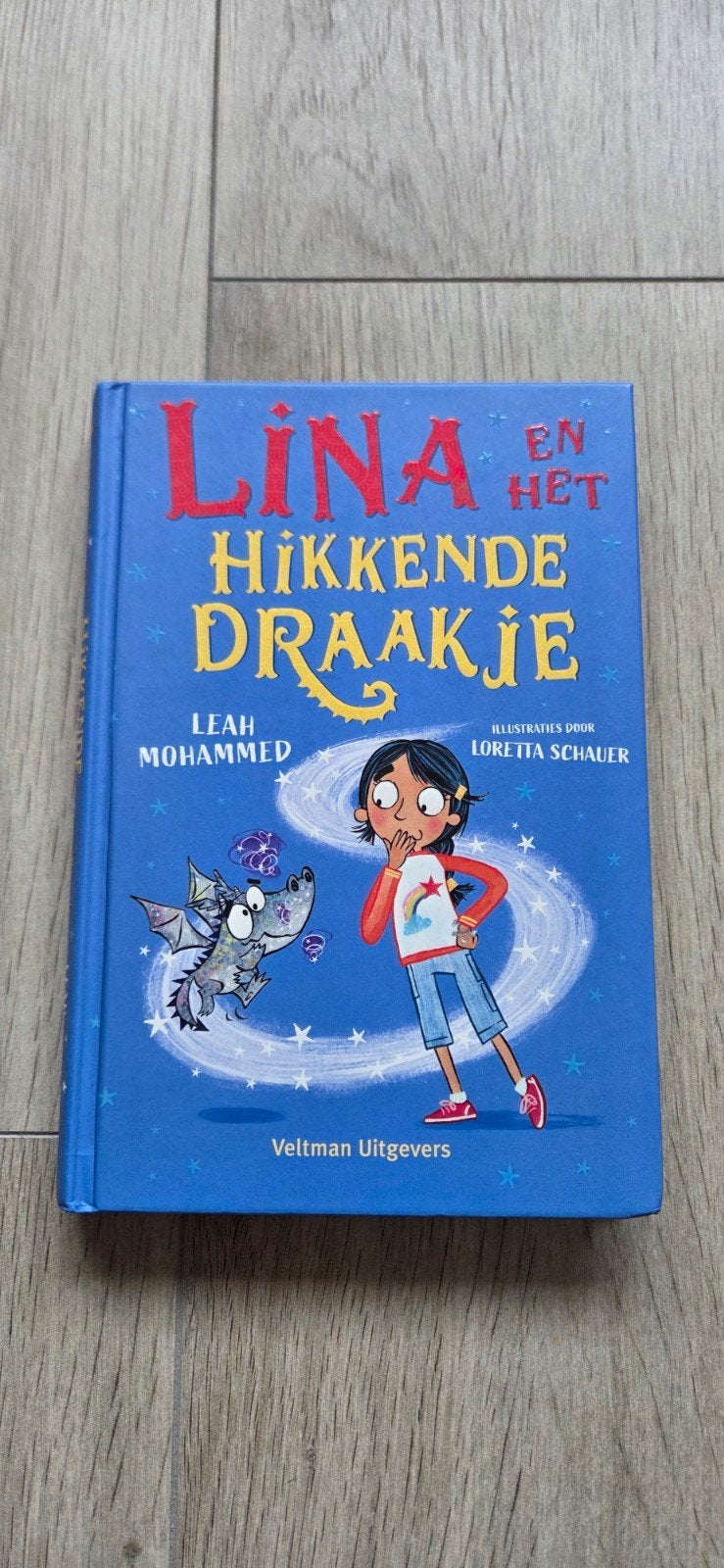 Lina en het Hikkende Draakje - Leah Mohammed, Boeken, Ophalen of Verzenden, Zo goed als nieuw, Fictie