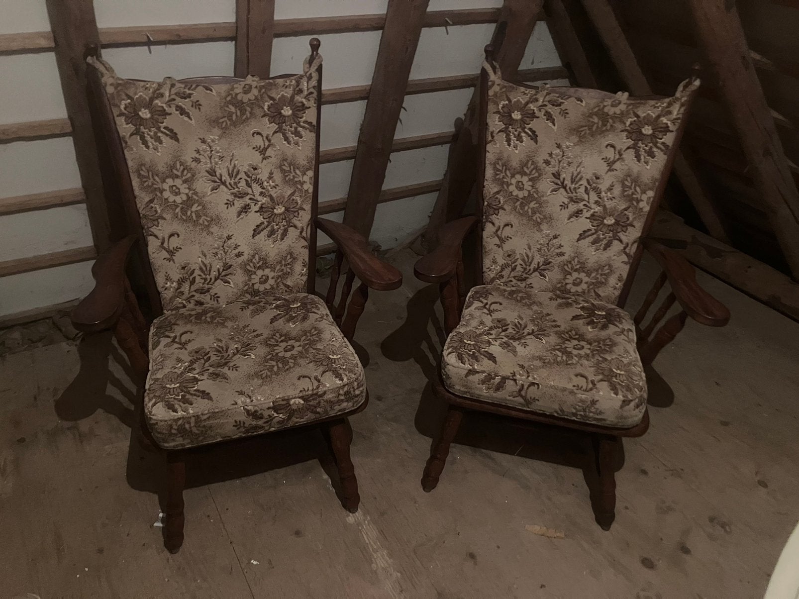Bruine kroeg stoelen (stevig kussen!), Ophalen