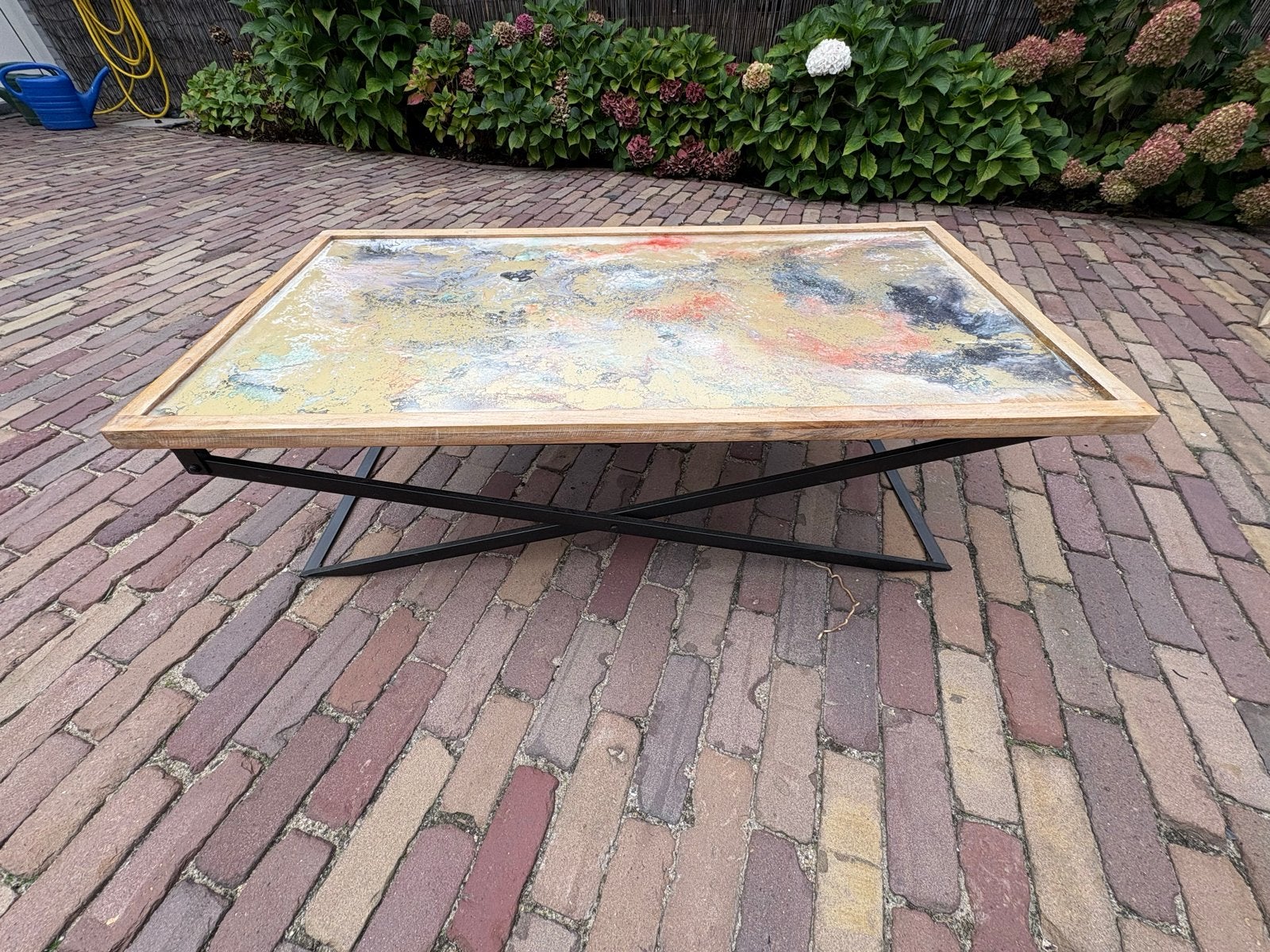 Salontafel met dienbladen en abstract kunstwerk, Huis en Inrichting, 100 tot 150 cm, Zo goed als nieuw, Metaal, 50 tot 100 cm