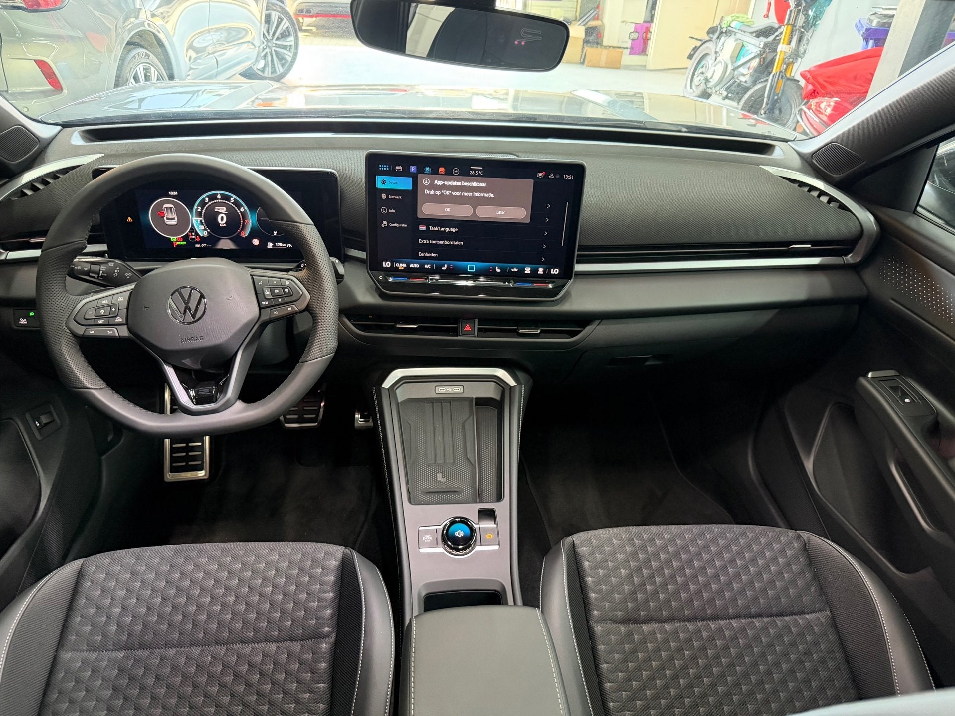 Foto 15 van Volkswagen T-ROC 1.5 eTsi R-Line First Edition Pano-IQ-KEYLE
