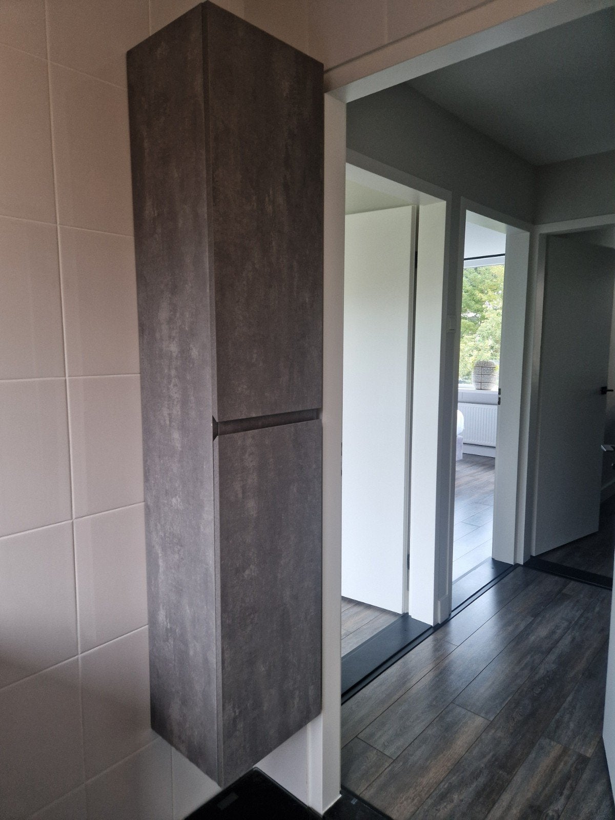 Hoge badkamerkast - Grijs betonlook, Huis en Inrichting, Ophalen, (Half)hoge kast, Minder dan 50 cm, Gebruikt