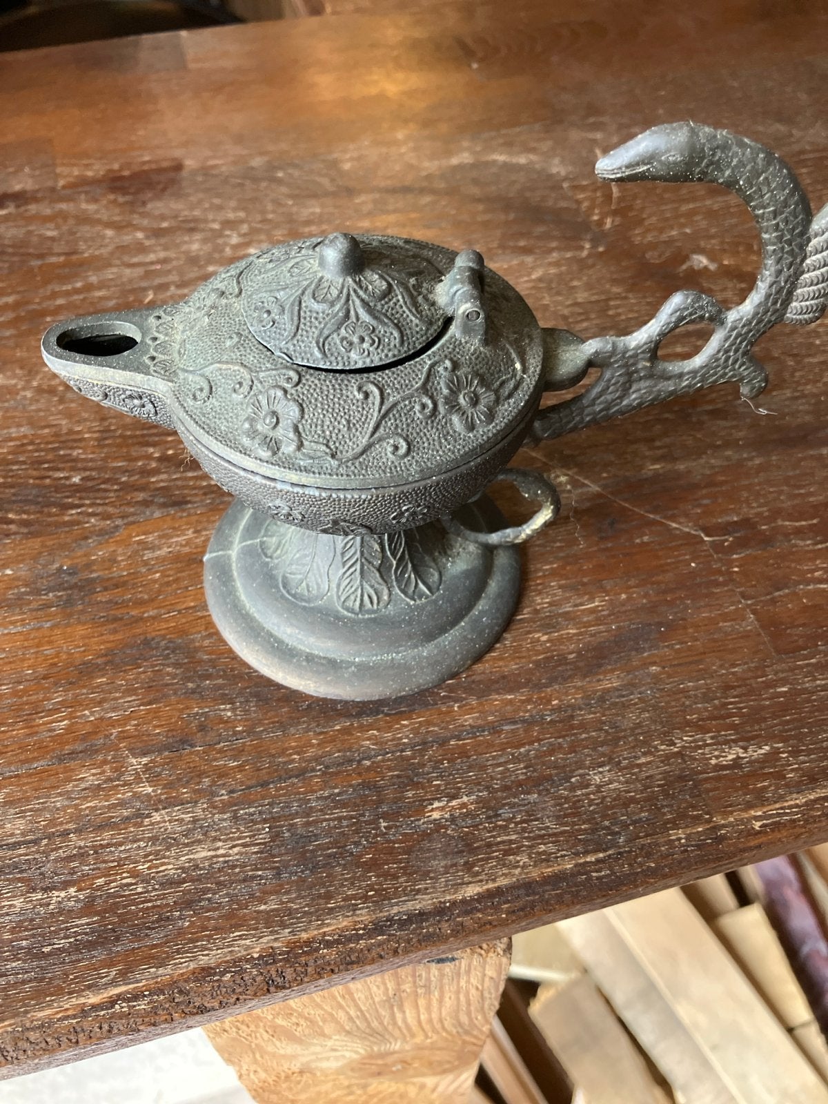 Antieke olielamp met slangendecoratie, Ophalen of Verzenden
