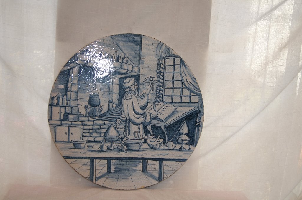 Delfts blauw wanddecoratie: Alchemist in zijn laboratorium, Blauw, Ophalen of Verzenden, Wanddecoratie, 20 - 50 cm