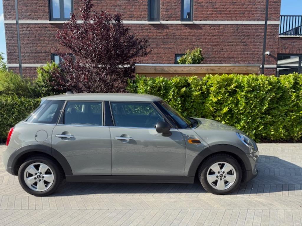 Mini 5-deurs (f55) 1.5 102pk Aut 2018 Grijs, Auto's, Mini, Stof, Zwart, 102 pk, Stoelverwarming