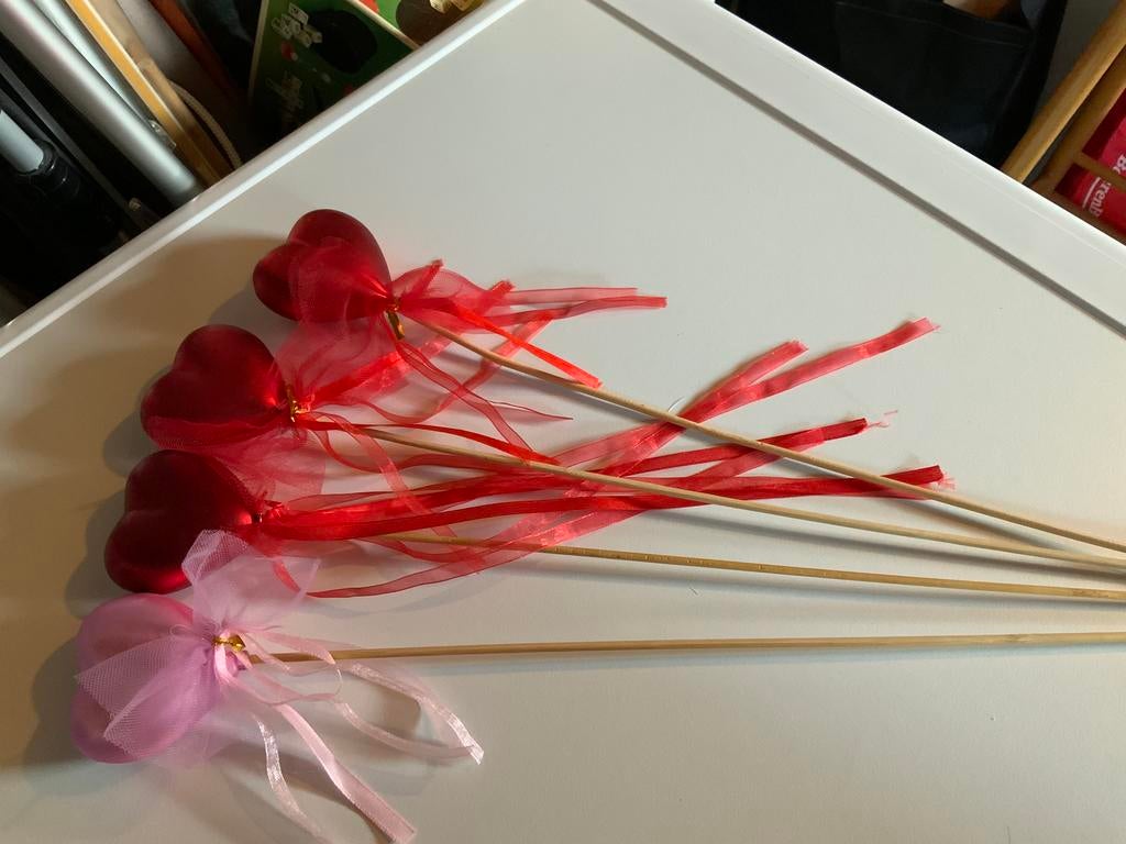 4 leuke hartjes op een stokje. Leuk voor bv Valentijn., Ophalen of Verzenden, Zo goed als nieuw, Versiering, Valentijn of Romantisch