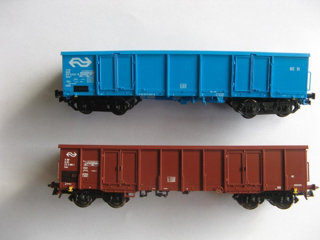 Tweetal hoogboordwagons NS in verschillende kleuren, Hobby en Vrije tijd, Modeltreinen | H0, Overige merken, Treinset, Gelijkstroom