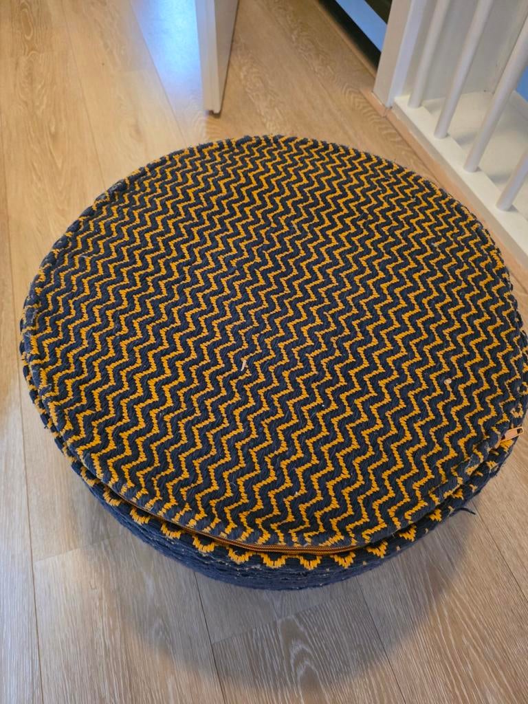 Leuke poef van Woonexpress blauw/geel, Ophalen of Verzenden, Zo goed als nieuw, 50 tot 75 cm, 50 tot 75 cm