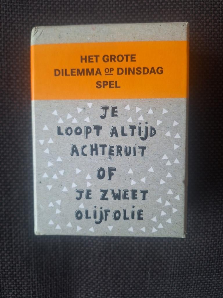 Het Grote Dilemma op Dinsdag - Kaartspel, Hobby en Vrije tijd, Gezelschapsspellen | Bordspellen, Zo goed als nieuw, Drie of vier spelers