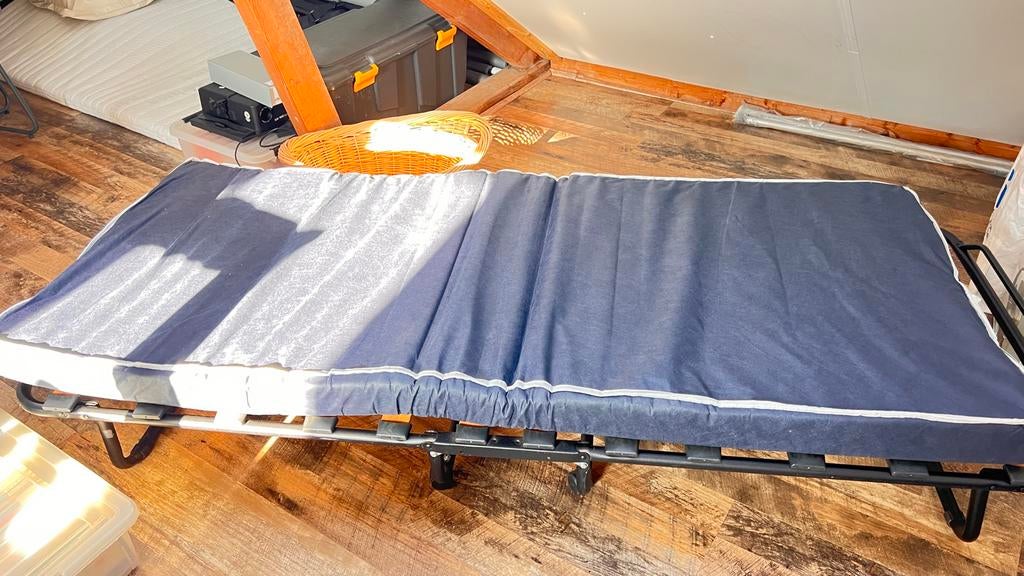 Opklapbed - ruimtebesparend en comfortabel!, Huis en Inrichting, Slaapkamer | Bedden, Zo goed als nieuw, Eenpersoons, 90 cm, 200 cm